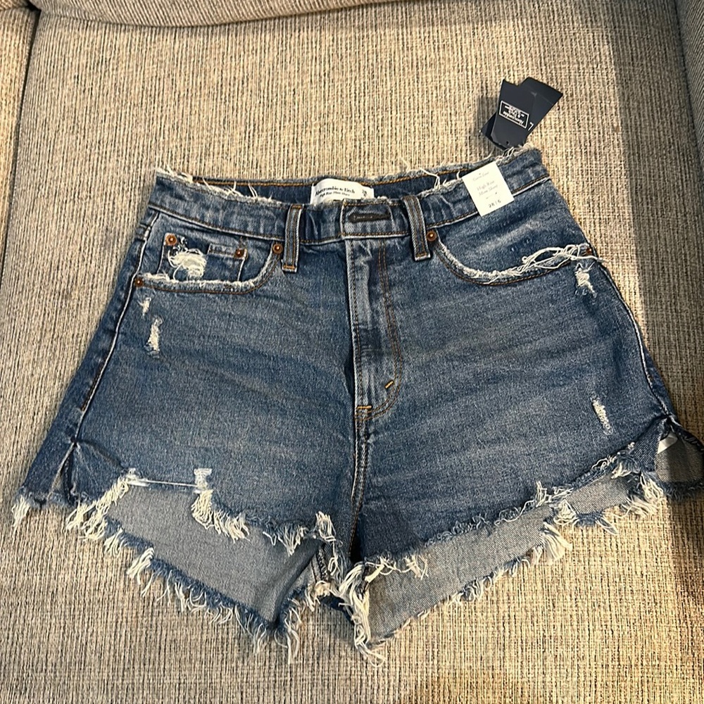 NWT Abercrombie high rise mom short, sz 6
